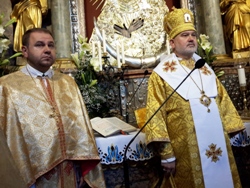 Вільнюс:  за мир в Україні, Франції і в усьому світі молились біля  ікони Богородиці Остробрамської